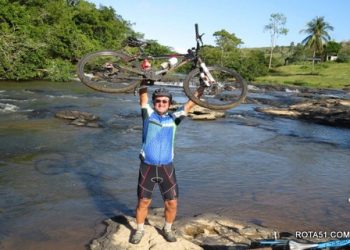 Fotógrafo que também é ciclista, registra a morte de um rio, será porque hem?