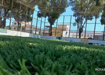 Prefeitura de Eunápolis inicia revitalização da Praça do Pequi com troca da grama sintética da quadra esportiva