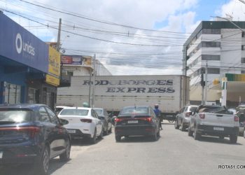 EUNÁPOLIS, sem ter quem toma conta, o trânsito da cidade continua uma desordem.