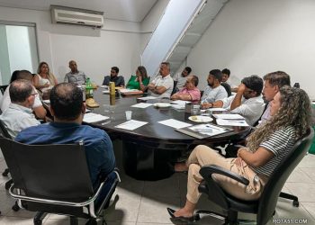 Prefeita Cordélia Torres lidera reunião estratégica com secretariado para discutir planejamento para 2024