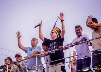 Trio elétrico incendeia Cora Vermelha