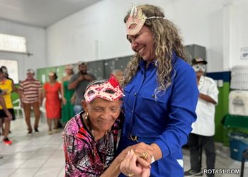 Prefeita Cordélia Torres prestigia Baile de Carnaval voltado especialmente aos idosos do CRAS Pequi