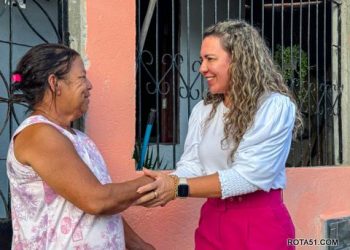 Prefeita Cordélia inspeciona diversas ruas do bairro Alecrim 2 durante processo de pavimentação