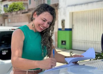 Prefeita Cordélia sanciona lei que eleva salários dos agentes de saúde e de combate às endemias em Eunápolis