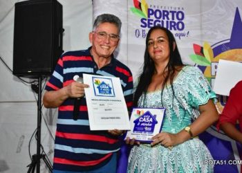 Prefeito Jânio Natal entrega títulos de regularização fundiária na comunidade cigana núcleo Boa Vista