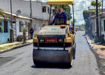 Obras de asfaltamento seguem no bairro Vila Jardim