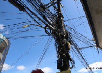 Cabos de internet pela cidade, ninguém toma providencias, nem os vereadores.