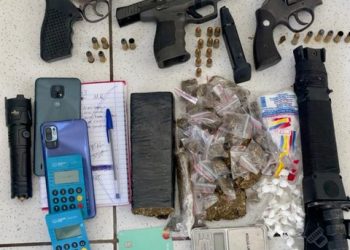 Bandidos recebem a policia a tiros, na troca de chumbo, alguns subiram mais cedo pra prestar contas do outro lado.