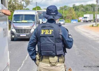 Policial da PRF, evita homicídio em ônibus e apreende cocaína em mochila.