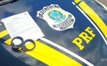 A PRF combate, mas o tráfico continua, a droga é apreendida e o traficante preso.