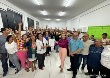 Prefeita Cordélia concede mais benefícios aos professores em Eunápolis