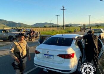 Policia dá baculejo em todo mundo  e a qualquer horas…