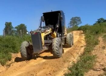 Mesmo com constantes chuvas, Prefeitura de Eunápolis mantém patrolamento na zona rural
