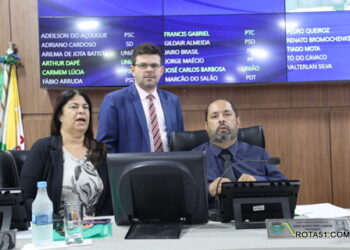 Vereadores cumprem missão legislativa comparecendo na sessão.