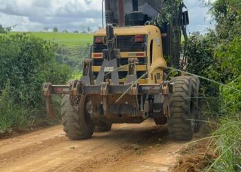 Prefeitura de Eunápolis realiza obras de cascalhamento e patrolamento na ladeira da Petrolina, Zona Rural