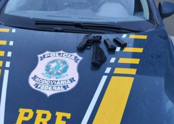 Quem carrega o que não deve, é preso com o que não precisa.