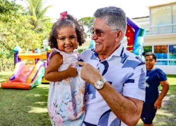 Prefeito Jânio Natal recebe crianças em sua residência durante festividades juninas