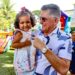 Prefeito Jânio Natal recebe crianças em sua residência durante festividades juninas