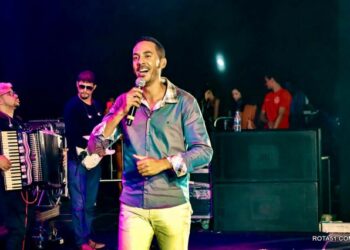 Cantor Marcos Val destaca-se no encerramento do São João de Porto Seguro