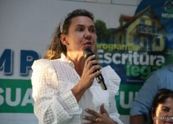 Prefeita faz entrega de títulos de propriedade, a várias famílias no bairro Vila Olímpica.