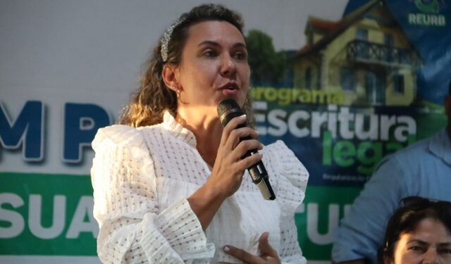 Prefeita faz entrega de títulos de propriedade, a várias famílias no bairro Vila Olímpica.