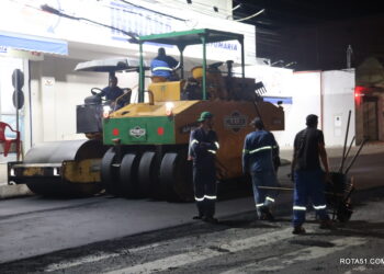 Prefeitura está asfaltando parte do centro da cidade.