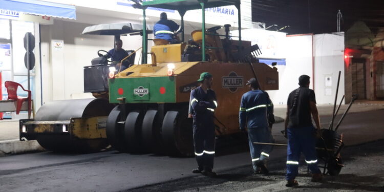 Prefeitura está asfaltando parte do centro da cidade.