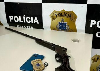 POLÍCIA CIVIL CUMPRE MANDADO DE BUSCA E APREENSÃO E APREENDE ARMA DE FOGO SOB POSSE DE SUSPEITO DE PERSEGUIÇÃO CONTRA A MULHER