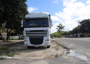 É difícil entender ? , no passeio não é lugar de estacionamento.