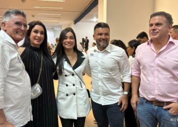 Baile de debutantes emociona jovens e suas famílias