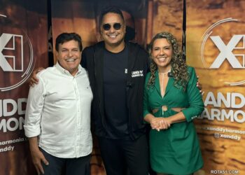 Xandy Harmonia arrasta multidão na Vila do Forró em Eunápolis