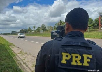 Dirigir embriagado e outras “coisitas más”; caiu nas mãos da PRF foi tudo pro grampo.