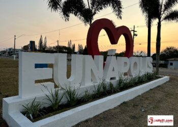 Prefeita Cordélia entrega letreiro que celebra orgulho pela cidade de Eunápolis