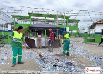 Prefeitura de Eunápolis realiza força-tarefa para limpeza do município, mesmo em ponto facultativo, e recolhe em média meia tonelada de santinhos