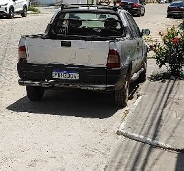 Largado, esquecido ou abandonado, este carro está à disposição das autoridades.