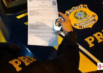 PRF prende dois foragidos da Justiça durante fiscalizações na BR 242 na Bahia