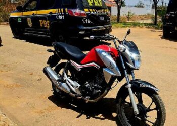 PRF apreende motocicleta com registro de furto durante abordagem em Barreiras (BA)