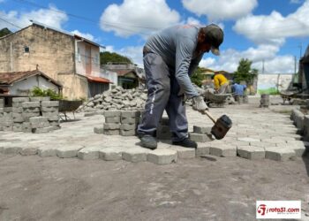 Obras de pavimentação avançam na Rua da Paz, Centro de Eunápolis