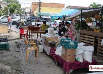 Barraqueiros desafetos de Cordélia, fecham passagem de veículos na feira do Bueiro.