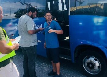 Fiscalização em Porto Seguro garante presença de guias credenciados em transporte turístico