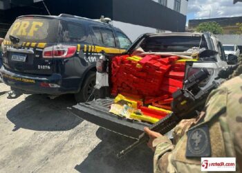 Meia tonelada de maconha, um carro roubado, a PRF  não brinca em serviço