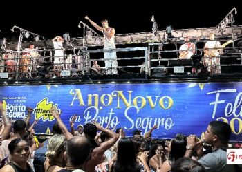 Festa prolongada: Ano Novo segue com Parangolé e recorde turístico em Porto Seguro