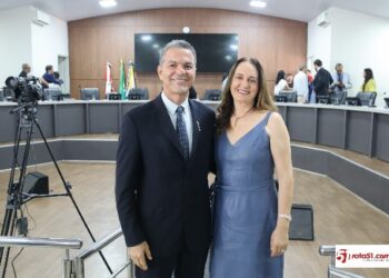 Depois da pose, o vereador Rogério Astória, recebe abraços em agradecimento pela vitória.