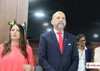 Empossado para o seu 4º mandato, ROBÉRIO OLIVEIRA, tomou posse hoje na câmara de vereadores, junto aos novos 17 vereadores.