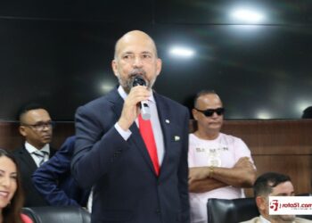 Prefeito Robério Oliveira, visita deposito de veículos largados pela administração passada.
