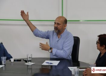 Prefeito Robério Oliveira, reúne a imprensa em seu gabinete, e define normas administrativas.