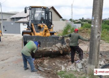 Prefeito Robério Oliveira, inicia seu trabalho limpando a cidade.