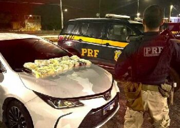 PRF prende traficantes transportando cocaína dentro de Corolla em Simões Filho (BA)