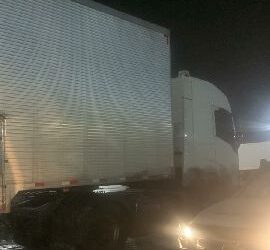 PMBA prende carreteiro comercializando ilegalmente parte da carga que transportava, em Itamaraju.
