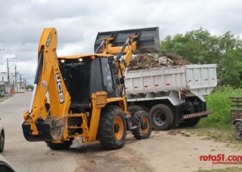 Prefeitura continua limpando ruas, arrumando o hospital municipal, mas o povo continua sujando